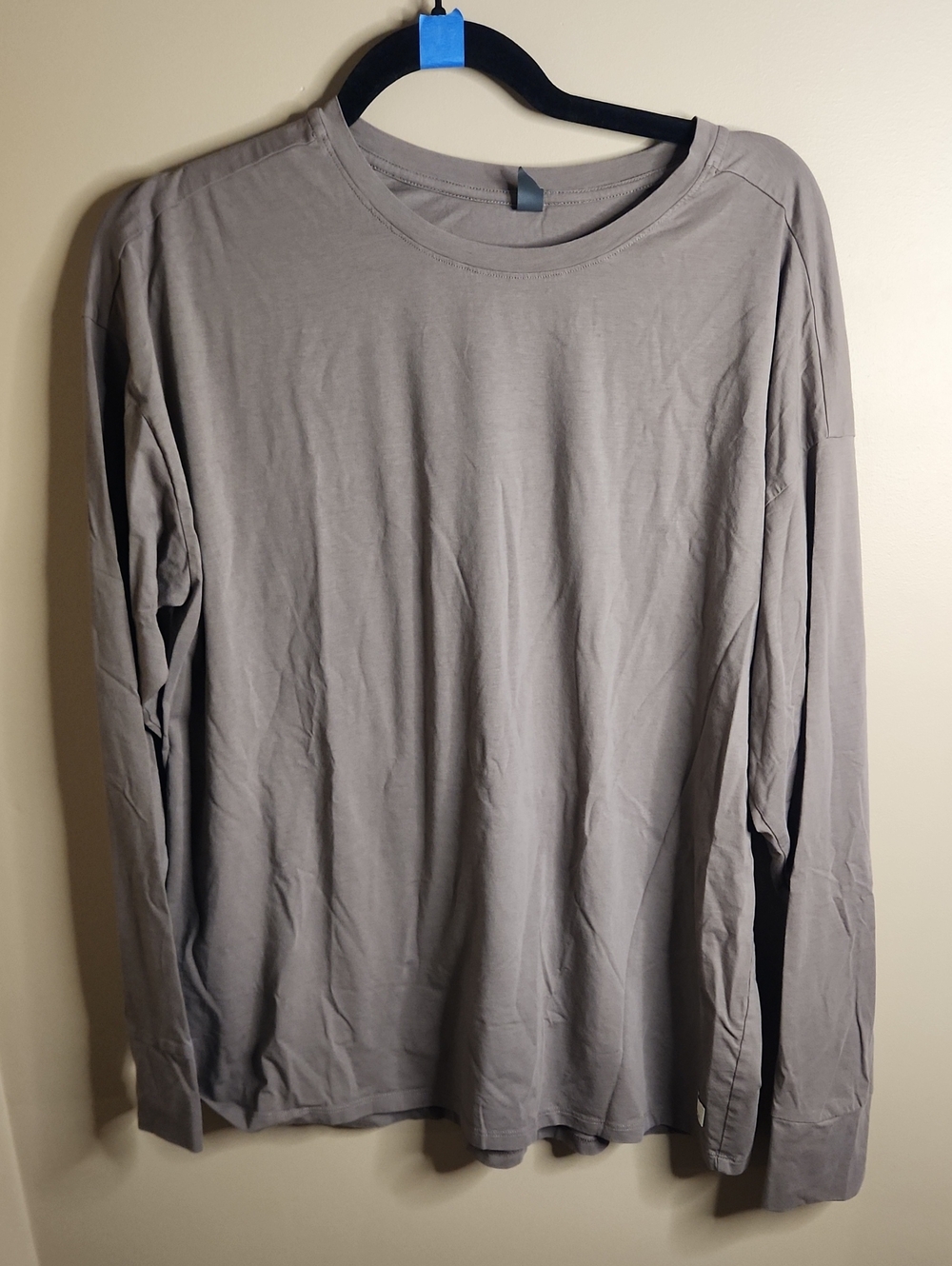 Vuori Men's Strato Tech Long Sleeve Tee in Heather Grey. Est Size L.